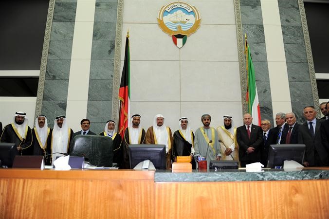 رئيس مجلس الامة علي الراشد متوسطا رؤساء الوفود البرلمانية المشاركة في مؤتمر الاتحاد البرلماني العربي في قاعة عبدالله السالم امس الاول﻿