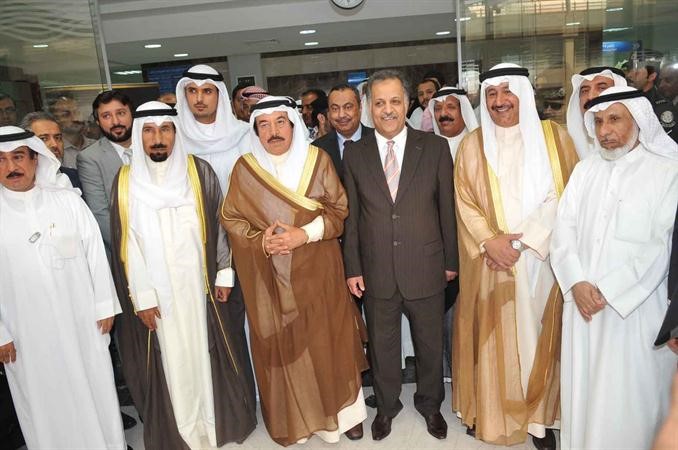 د محمد الهيفي يتوسط الشيخ دسالم الجابر والشيخ علي الجابر والشيخ مبارك الحمود ودشهاب المهنديسعود سالم