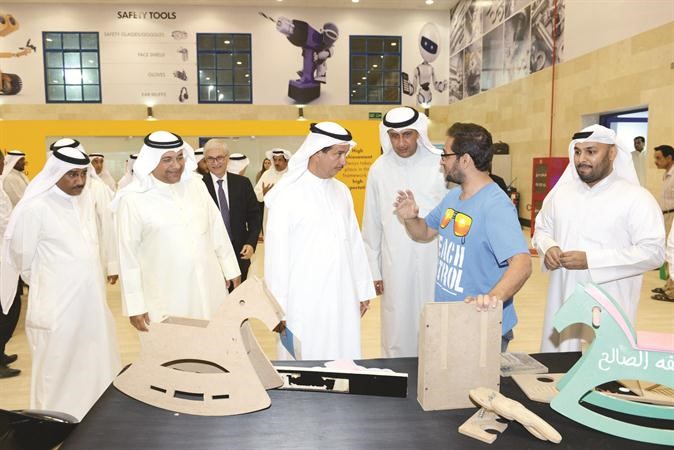 ديوسف الابراهيم يستمع الى شرح عن انجازات ورش الموهوبين بحضور دعمر البناي وفيصل الجزاف وعدد من الحضور