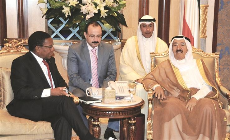 صاحب السمو الامير خلال لقائه وزير خارجية تنزانيا