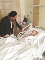 سمو رئيس الوزراء الشيخ جابر المبارك يطمئن على احد المرضى
