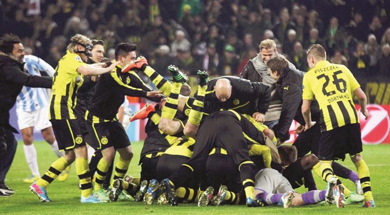 لاعبو بوروسيا دورتموند يحتفلون بطريقة جنونية بعد الهدف القاتل	 رويترز﻿