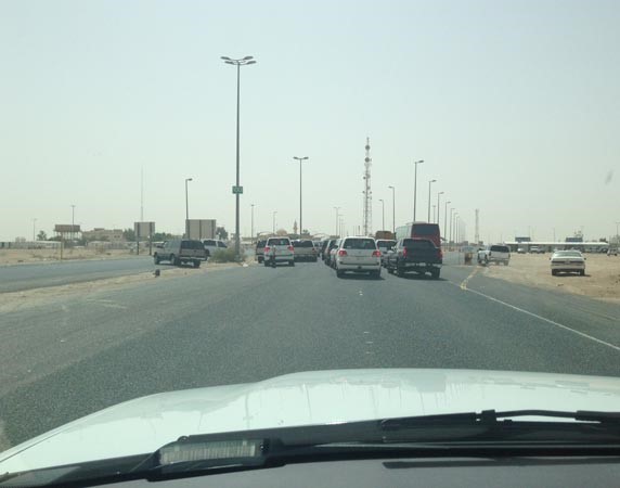 عطل يشلّ منافذ الكويت الحدودية لأكثر من 6 ساعات 