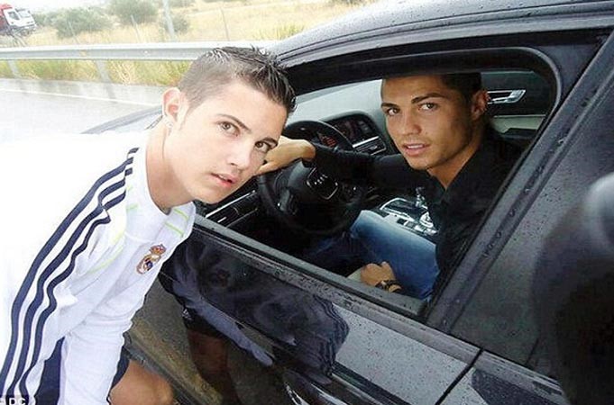 صورة تجمع رونالدو بشخص اخر يشبهه في مدريد