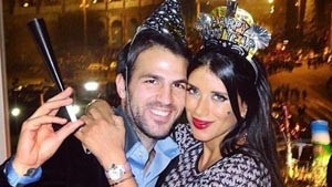 طفلة للاعب فابريغاس من لبنانية "سرقها" من زوجها.. وولدت أثناء لعبه ضد "باريس سان جرمان"