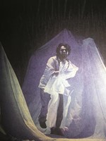 مشهد من مسرحية دقت الساعة