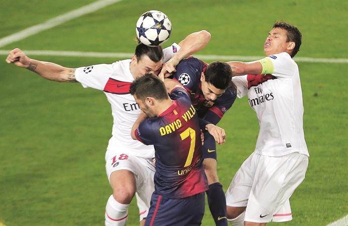صراع بين لاعبي برشلونة دافيد فيا ومارك بارترا مع تياغو سيلفا وزلاتان ابراهيموفيتش افپ