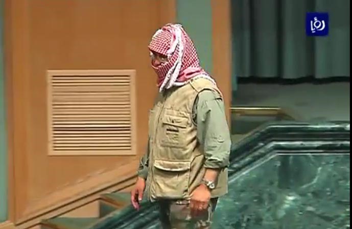 بالفيديو.. حضور نائب «مُلثَّم» في جلسة للبرلمان الأردني يثير الإستغراب