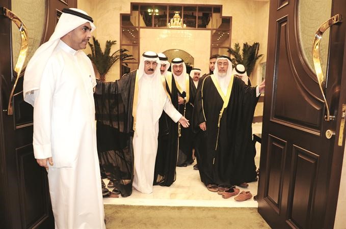 الشيخ سلطان بن حثلين مستقبلا الظهراني والوفد المرافق﻿