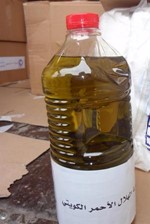 زجاجة من زيت الزيتون يتم توزيعها