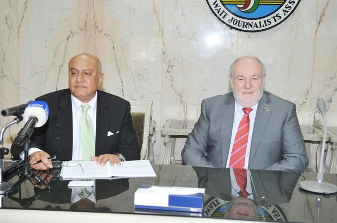 السفير الاسترالي روبرت تايسون والمحامي فوزي سليمان سعود سالم