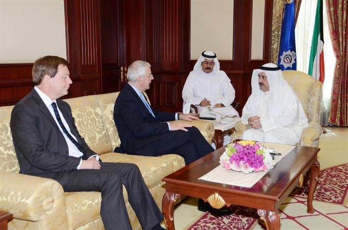 الحمود لدى استقباله ميجور بحضور السفير البريطاني 