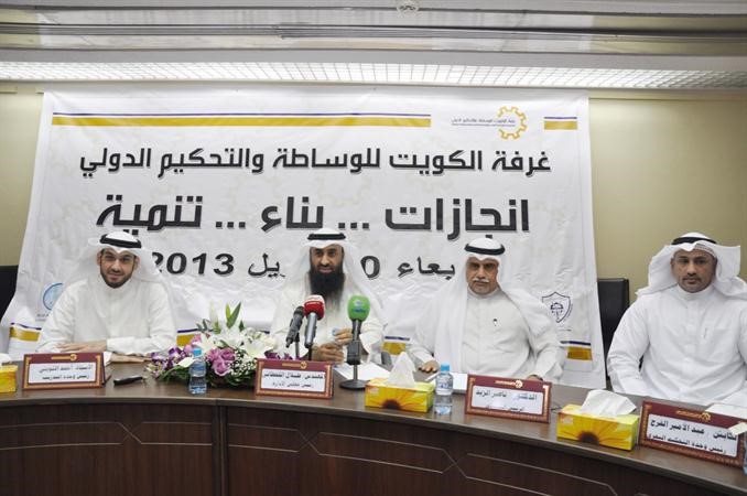 مطلال القحطاني متوسطا المشاركين في المؤتمر الصحافي﻿