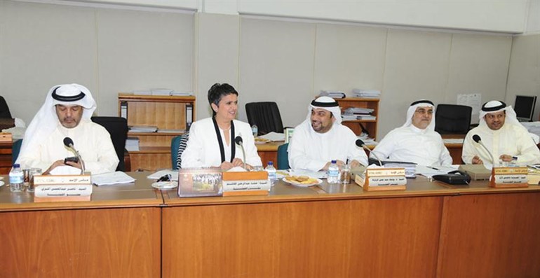 جانب من اجتماع اللجنة المالية في مجلس الامة امس