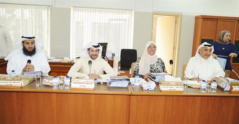 د معصومة المبارك مترئسة اجتماع اللجنة التشريعية امس