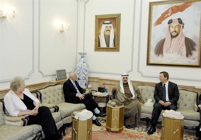 سمو الشيخ ناصر المحمد مستقبلا السير جون ميجور بحضور السفير البريطاني فرانك بيكر