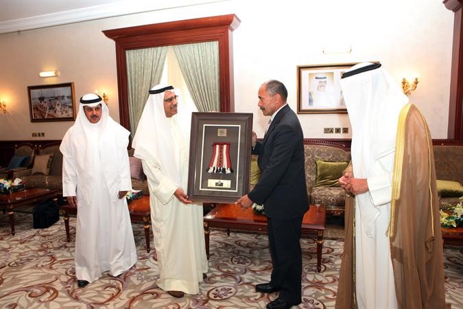 سامي الرشيد مقدما هدية تذكارية للسير جيري ماتيباري