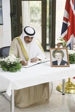 الشيخ صباح الخالد يقدم التعازي بوفاة تاتشر في السفارة البريطانية