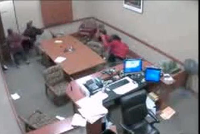 بالفيديو.. رجل يضرب صديقته ضرباً مبرحاً داخل قاعة المحكمة .. ومسدس الشرطة ينهي الحادثة