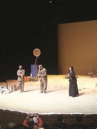 مشهد من مسرحية وطن