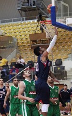 لاعب اليرموك فواز الدخيل يسجل في سلة العربي عادل اليعقوب