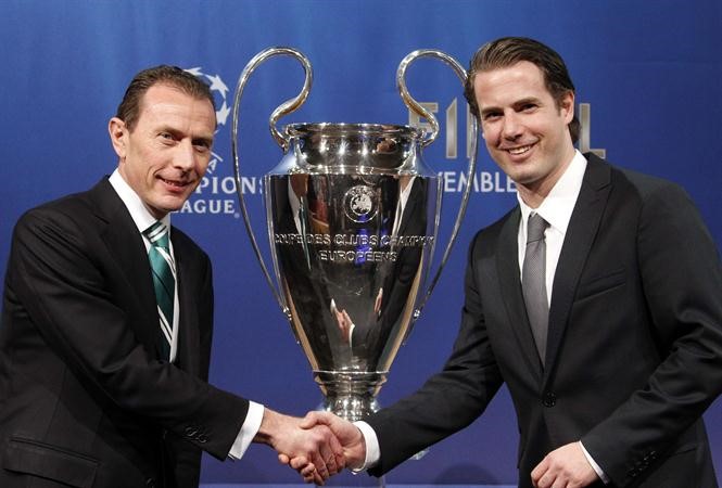 لاعب دورتموند السابق لارس ريكن مع مدير ريال مدريد بوتراغينيو بعد ان اوقعت القرعة الفريقين معارويترز﻿