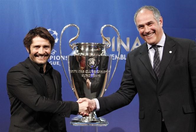 لاعب بايرن ميونيخ السابق ليزارازو مع مدير برشلونة زوبيزاريتا	 رويترز﻿