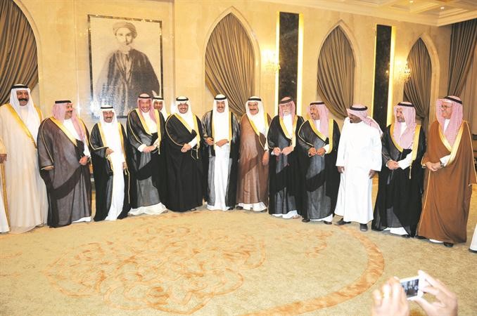  الامير تركي بن طلال بن عبدالعزيز والشيخ فيصل المالك وسلطان بن حثلين يتوسطون عددا من الحضور في ديوان حثلين	 اسامة ابو عطية﻿