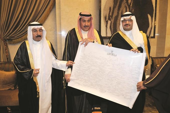 هدية تذكارية مقدمة للامير تركي بن طلال بمناسبة زيارته ديوان ال حثلين﻿