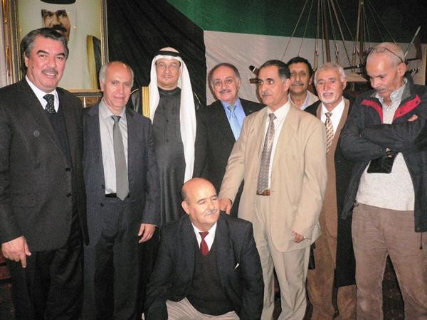  السفير سعود الدويش اثناء استقباله مجموعة من الجزائريين الذين درسوا في ثانوية الشويخ في ستينيات القرن الماضي 