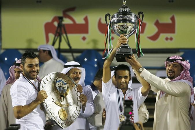 قائد الفحيحيل يرفع كاس البطولة	الازرقكوم﻿