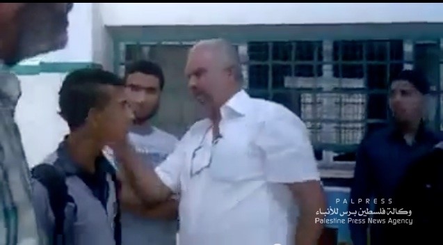 بالفيديو .. ناظر مدرسة يصفع احد طلابه صفعة قوية جداً بسبب قصة شعره