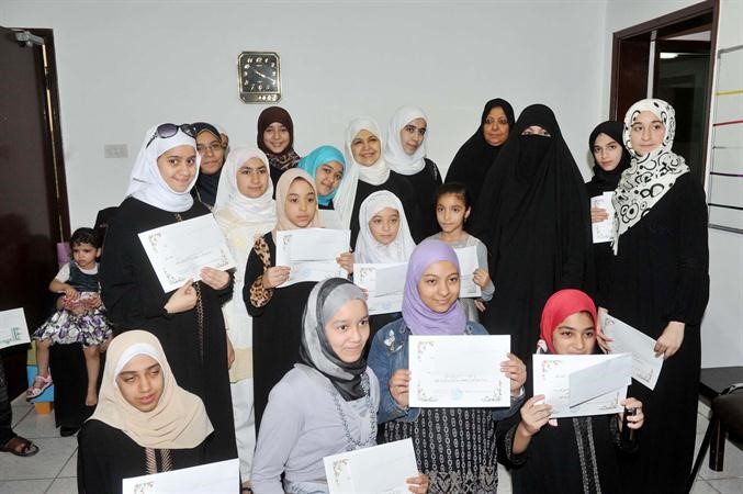 نسيبة المطوع تتوسط الفائزات متين غوزال
