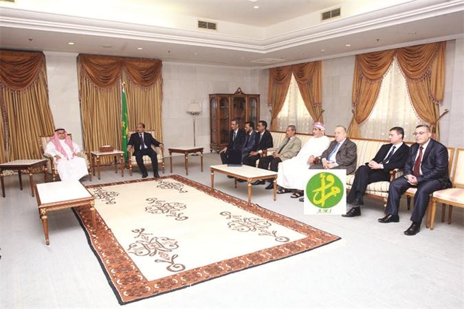 الرئيس الموريتاني محمد ولد عبدالعزيز مستقبلا رئيس اتحاد الصحافيين العرب واعضاء الامانة العامة