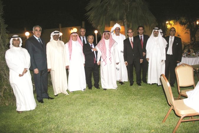 سفيرنا لدى موريتانيا عدنان الاحمد والزميلان احمد بهبهاني وعدنان الراشد يتوسطون السفراء العرب واركان سفارتنا لدى نواكشوط خلال حفل العشاء