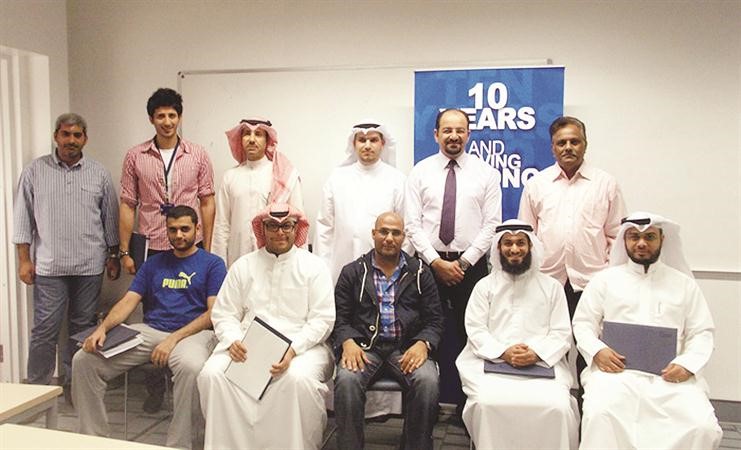 المشاركون في الدورة مع المحاضر﻿