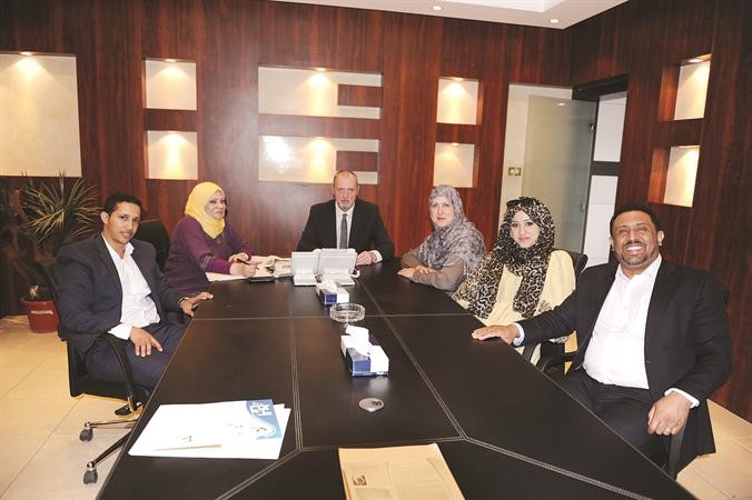 اعضاء الوفد يتحدثون الى الزميلة ليلى الشافعي