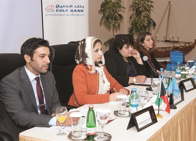 خالد العتيبي مساعد مدير في بنك الخليج مع لجنة الحكم خلال المناظرة