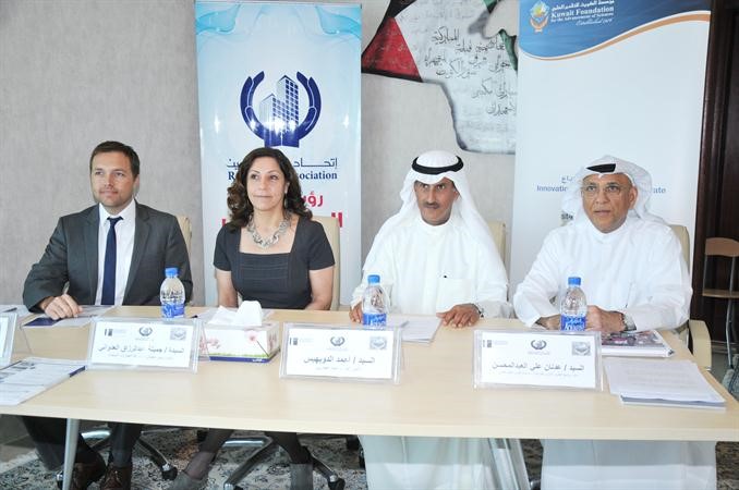 احمد الدويهيس مستعرضا البرامج التدريبية خلال المؤتمر الصحافي