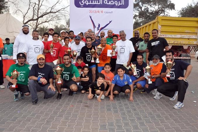 جاسم الحسن يتوسط جموع المشاركين