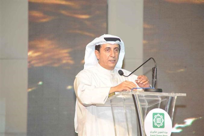 العمر يتحدث الى موظفي بيتك