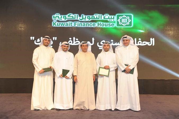 ويتوسط مجموعة اخرى من المتميزين من موظفي البنك في 2012
