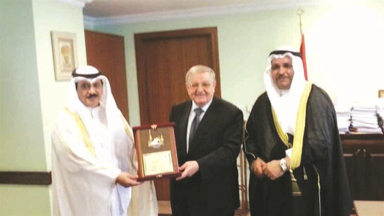 زيد العازمي يقدم درعا تذكارية الى احمد سلامات بحضور جاسم الرندي﻿