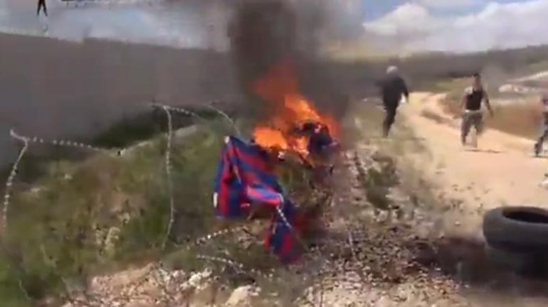 بالفيديو.. فلسطينيون يحرقون قمصان «برشلونة».. «احتجاجاً»