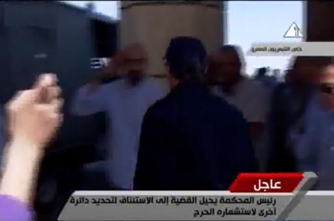 بالفيديو.. شخص يؤدي التحية العسكرية للعادلي
