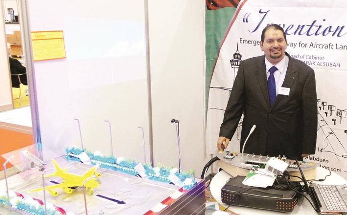 المخترع عادل جمعة العابدين خلال مشاركته في المعرض