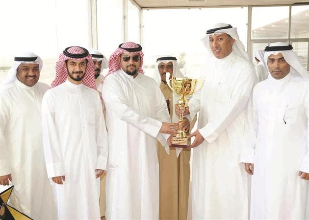 ناصر العتيبي يقدم الكاس للفائز 