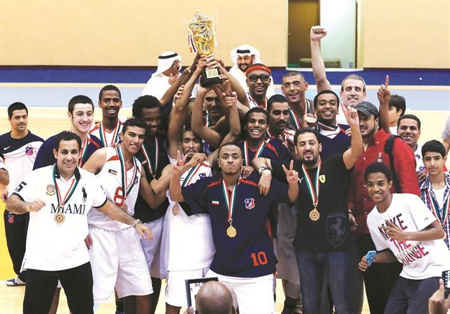 فرحة لاعبي شباب الكويت بالكاس