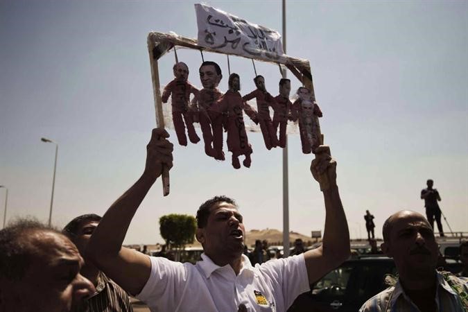 اسر شهداء الثورة رفعوا المشنقة مطالبين باعدام مبارك والعادليافپ