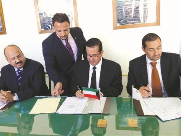 فواز الفرح وايان فالزون خلال توقيع الاتفاقية